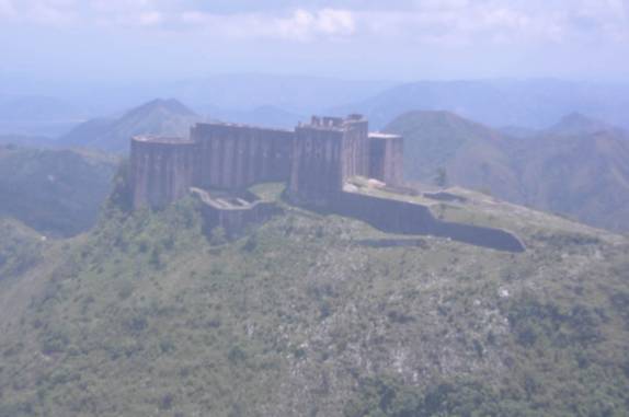 Pouco antes de chegar à Cap-Haitien, sobrevoando a colossal Citadelle, a maior fortaleza do Caribe